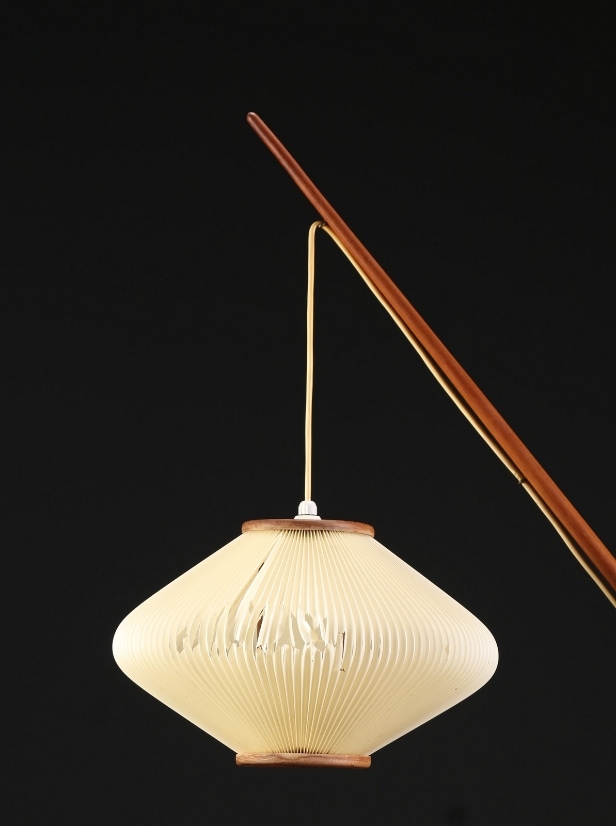 Svend Aage Holm Sørensen, tilskrevet. Standerlampe af teak og messing, 1950'erne