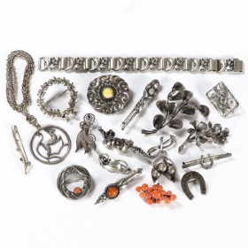 M. Ballins Eftf., Chr. Veilskov A/S etc. Collection of brooches, bracelets, etc. of silver / sterling silver, etc. (17)