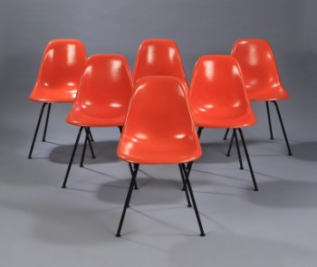 Charles Eames. Et sæt på seks skalstole, model DSX. orange glasfiber (6)