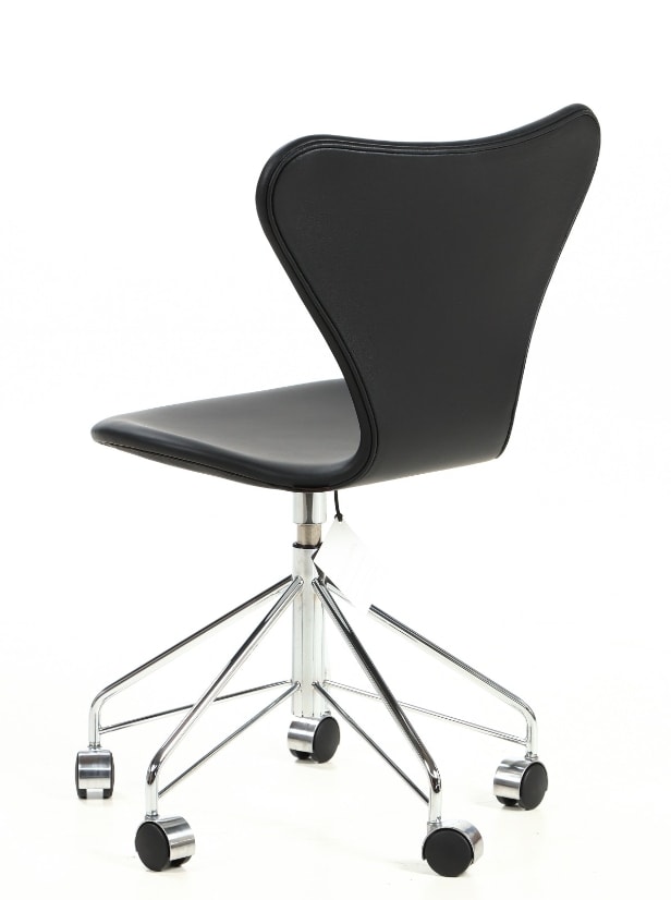 Arne Jacobsen: Kontorstol, 'Syveren' model 3117 med original sort læder, ubrugt og i original emballage