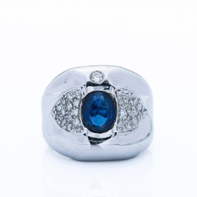 Safir- og diamantring af 18 kt. rhodineret guld, 1.82 ct. Ringstr. ca. 54.