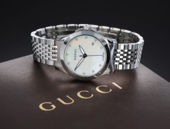 Gucci G-Timeless. Dameur i stål med brillantbesat perlemorsskive - boks + cert. 2014