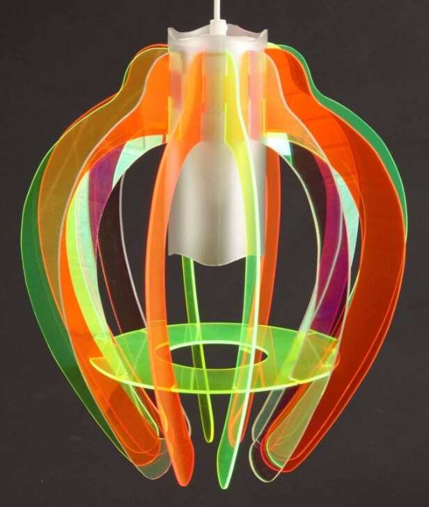 Dansk lampeproducent. Par pendler af farvet plexiglas/plast (2).