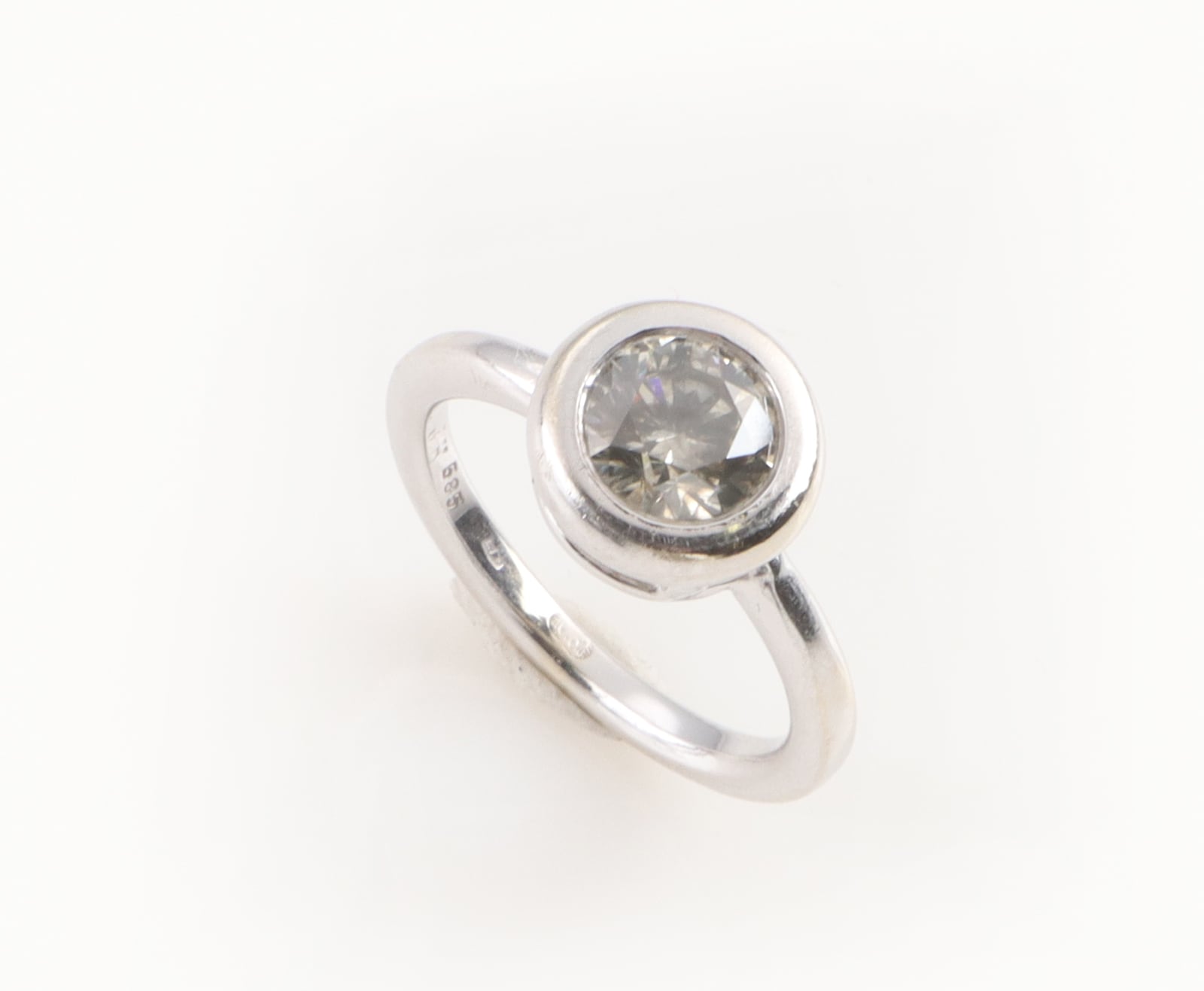 Solitaire ring in 14 kt. white gold with brilliant-cut diamond of approx. 1.10 ct.