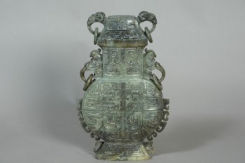 Kinesisk vase med låg, af grøn jade, tidligere hidrørende Prins Henriks samling