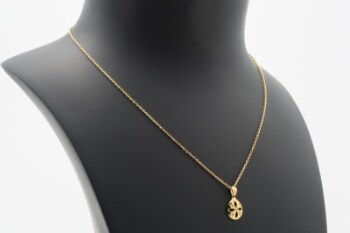 Vedhæng med cubic zirkonia af 14 kt. guld, dertil en kæde af forgyldt sterling sølv