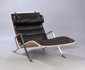 Preben Fabricius & Jørgen Kastholm. 'Græshoppen', chaiselongue i sort læder, model FK 87