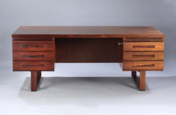 Dansk møbelproducent. Fritstående skrivebord af palisander fra 60erne