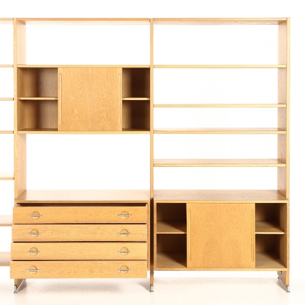 Hans Wegner. Fritstående reolsystem af eg, model Ry-100