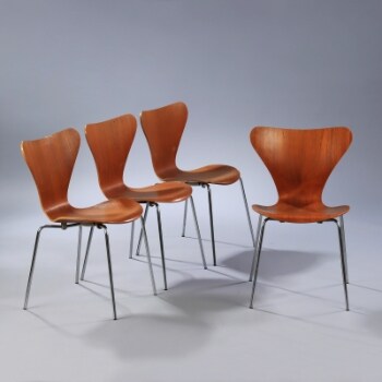 Arne Jacobsen. Sæt på fire Syverstole i teak model 3107, ca. 1970. (4)
