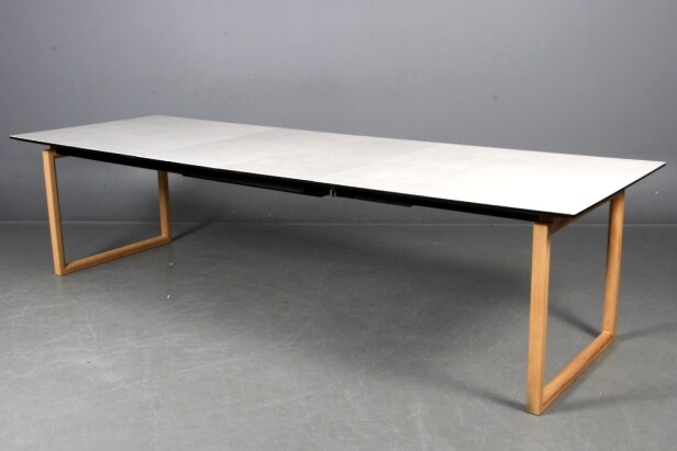 Spisebord med udtræk, samt keramisk plade. Design af Says Who. Incl to tillægsplader. (3) 