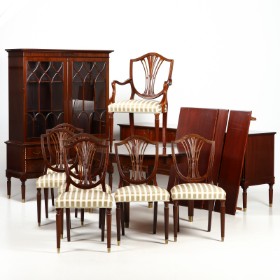 Dining room Hepplewhite style i.a. dining table, 7 chairs, sideboard / showcase, mahogany, second half of the 20th century. (13)