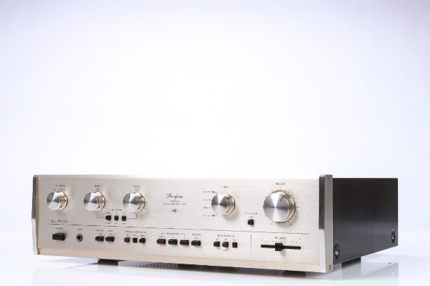 Accuphase. Integrated Stereo Amplifier model E-203