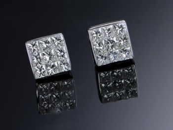 Et par klassiske diamantøreskruer af 18 kt. hvidguld med prinsesseslebne diamanter, i alt 0.75 ct. (2)