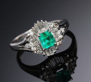 Smaragd- og diamantring af platin, i alt ca. 0.92 ct.