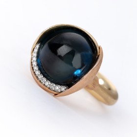 Ole Lynggaard. 'Lotus' ring no. 3 i 18 kt. guld med London Blue topas og brillanter