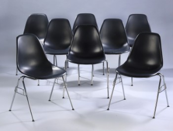 Charles Eames. Sæt på otte skalstole, model DSS, sort polypropylen. (8)