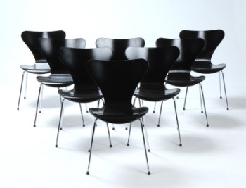 Arne Jacobsen. Sæt på otte stole syveren , model 3107, sortlakeret. (8)