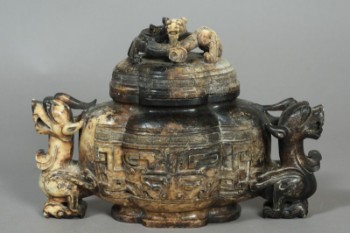 Kinesisk vase med låg af brunlig jade, tidligere hidrørerende Prins Henriks samling