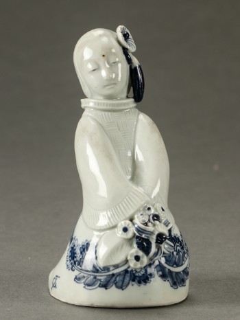 0900-30170-00019-23 - Georg Thylstrup for Royal Copenhagen. Porcelænsfigur af kvinde