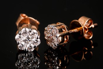 Diamonds By Frisenholm. Et par diamant ørestikker af af 14 kt. rosaguld, 0.35 ct. (2)