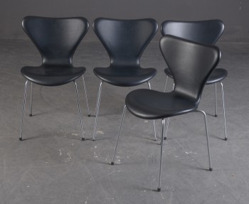 Arne Jacobsen. Fire Syveren stole med sort læder, model 3107, nybetrukkede (4)