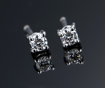 Solitaire-diamantørestikker af 18 kt. hvidguld, i alt ca. 0.15 ct. (2)