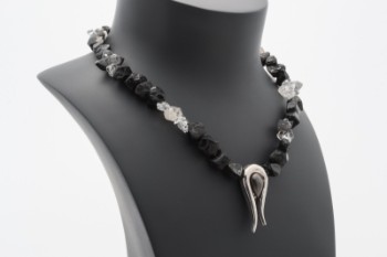 Connectionlås af sterling sølv, dertil en kæde med krystaller og agater