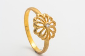 Ring med blomst med cubic zirkonia, 8 kt. guld, str. 54