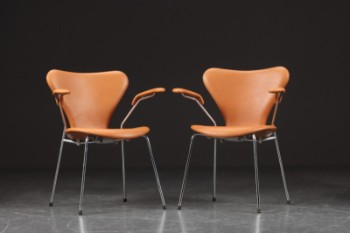 Arne Jacobsen. To armestole, Syveren, model 3207, cognacfarvet læder (2)