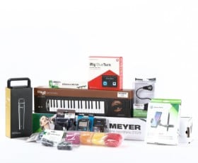 Stagg, BOSS, König & Meyer m.m. Samling div. tilbehør bl.a. Melodica, Microphone, Metronome m.m. (13)